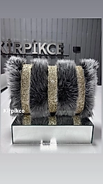 Gold şeritli peluş kırlent