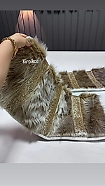 Gold şeritli peluş kırlent